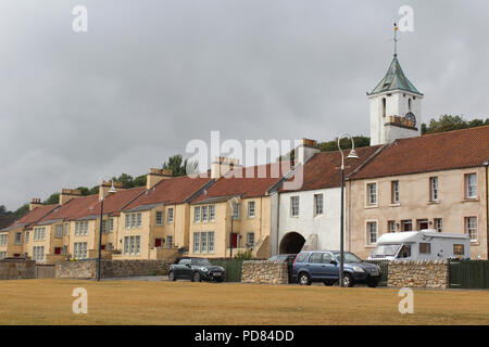 KIRKCALDY, Scozia, 20 luglio 2018: vista del centro storico di vecchi edifici in Duke Street nel villaggio di West Wemyss vicino a Kirkcaldy in Fife. Foto Stock