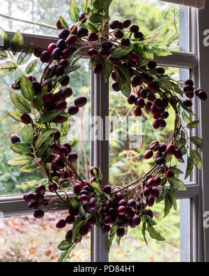 Fatto a mano berry corona su pannelli in vetro porta posteriore Foto Stock