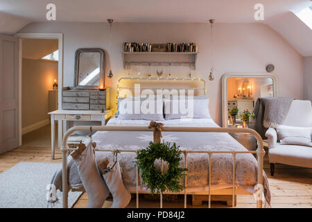 Poltrona ai piedi del letto matrimoniale in camera da letto moderna Foto  stock - Alamy