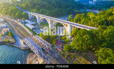 Drone Vista del viadotto Matsesta e ponte ferroviario sullo sfondo di montagne con una densa foresta nella soleggiata giornata estiva, Sochi, Russia Foto Stock