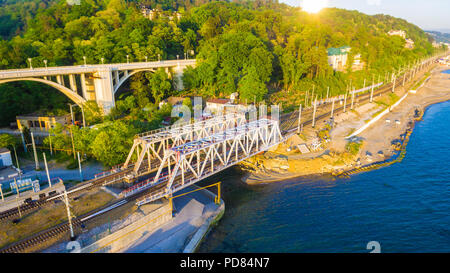 Drone vista mare con il ponte ferroviario, il Matsesta Viaduct e il fianco della montagna con una densa foresta nella soleggiata giornata estiva, Sochi, Russia Foto Stock