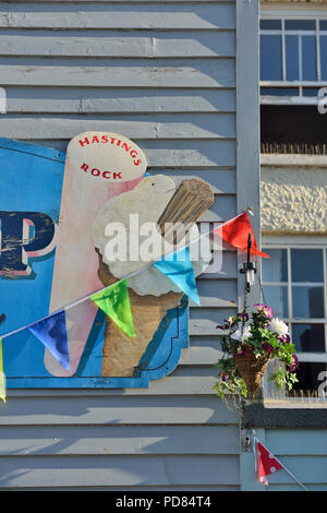 Gelati e mare rock shop, città vecchia, Hastings, East Sussex, England, Regno Unito Foto Stock