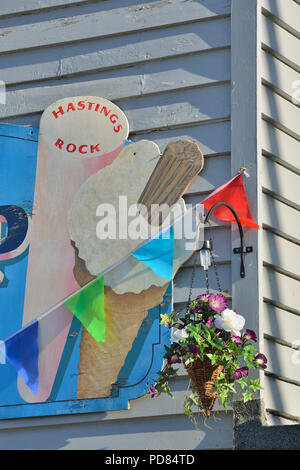 Gelati e mare rock shop, città vecchia, Hastings, East Sussex, England, Regno Unito Foto Stock