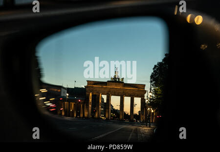 Berlino, Germania. 07 Ago, 2018. 07.08.2018, Berlino: la Porta di Brandeburgo possono essere visti in specchio laterale di un'auto. Credito: Paolo Zinken/dpa/Alamy Live News Foto Stock