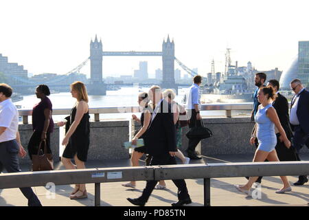 London Bridge, Londra, Regno Unito. Il 7 agosto 2018. Regno Unito: Meteo su un altro giorno dovrebbe essere 33C, ufficio lavoratori a piedi al lavoro nella città di Londra attraverso il London Bridge. Credito: Peter Grant/Alamy Live News. Foto Stock