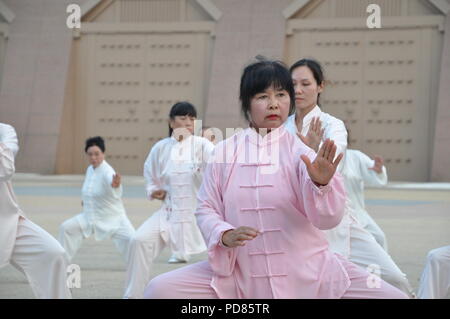 Xi'an, Cina. 7 agosto 2018 - la gente pratica Tai Chi a Danfeng Piazza di Porta a Xi'an, Cina nord-occidentale della provincia di Shaanxi. Credito: SIPA Asia/ZUMA filo/Alamy Live News Foto Stock