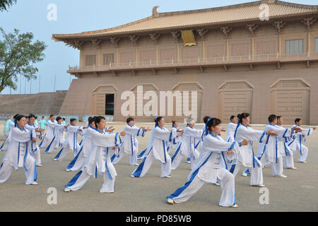 Xi'an, Cina. 7 agosto 2018 - la gente pratica Tai Chi a Danfeng Piazza di Porta a Xi'an, Cina nord-occidentale della provincia di Shaanxi. Credito: SIPA Asia/ZUMA filo/Alamy Live News Foto Stock