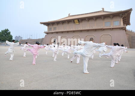 Xi'an, Cina. 7 agosto 2018 - la gente pratica Tai Chi a Danfeng Piazza di Porta a Xi'an, Cina nord-occidentale della provincia di Shaanxi. Credito: SIPA Asia/ZUMA filo/Alamy Live News Foto Stock