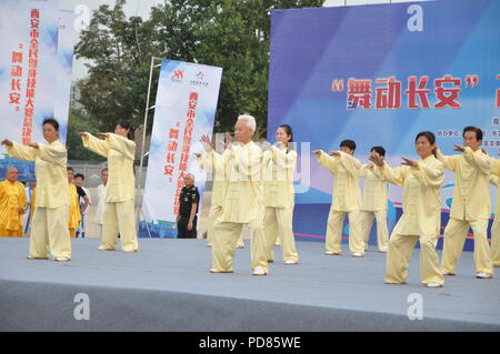 Xi'an, Cina. 7 agosto 2018 - la gente pratica Tai Chi a Danfeng Piazza di Porta a Xi'an, Cina nord-occidentale della provincia di Shaanxi. Credito: SIPA Asia/ZUMA filo/Alamy Live News Foto Stock