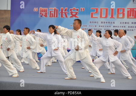 Xi'an, Cina. 7 agosto 2018 - la gente pratica Tai Chi a Danfeng Piazza di Porta a Xi'an, Cina nord-occidentale della provincia di Shaanxi. Credito: SIPA Asia/ZUMA filo/Alamy Live News Foto Stock