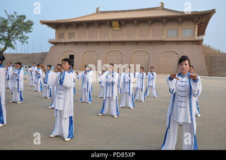 Xi'an, Cina. 7 agosto 2018 - la gente pratica Tai Chi a Danfeng Piazza di Porta a Xi'an, Cina nord-occidentale della provincia di Shaanxi. Credito: SIPA Asia/ZUMA filo/Alamy Live News Foto Stock