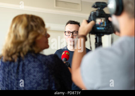 Stoccolma, Svezia, 7 agosto 2018. Svezia-democratici svelano elezione poster. Communications Manager Joakim Wallerstein (SD) incontra la stampa. Credito: Barbro Bergfeldt/Alamy Live News Foto Stock