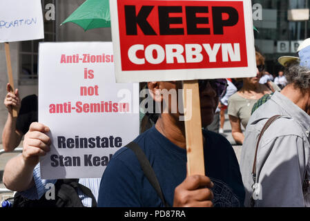 Sede della BBC di Londra, Regno Unito. Il 7 agosto 2018. Vari gruppi tra cui Jewish Voice per protesta del lavoro al di fuori della BBC per dimostrare su polarizzata news copertura contro Jeremy Corbyn. e il partito laburista. Credito: Matteo Chattle/Alamy Live News Foto Stock