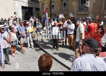 Sede della BBC di Londra, Regno Unito. Il 7 agosto 2018. Vari gruppi tra cui Jewish Voice per protesta del lavoro al di fuori della BBC per dimostrare su polarizzata news copertura contro Jeremy Corbyn. e il partito laburista. Credito: Matteo Chattle/Alamy Live News Foto Stock