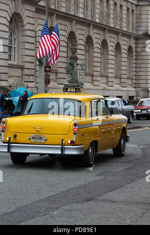 Liverpool, Regno Unito. Il 7 agosto, 2018. Di Liverpool waterfront edifici formano lo sfondo per le riprese della nuova serie di Netflix 'corona'. Classic auto americane sono state utilizzate sul lungomare e membri del cast e extra erano vestiti a guardare come erano dagli anni sessanta. Credito: Ken Biggs/Alamy Live News. Foto Stock