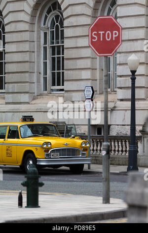 Liverpool, Regno Unito. Il 7 agosto, 2018. Di Liverpool waterfront edifici formano lo sfondo per le riprese della nuova serie di Netflix 'corona'. Classic auto americane sono state utilizzate sul lungomare e membri del cast e extra erano vestiti a guardare come erano dagli anni sessanta. Credito: Ken Biggs/Alamy Live News. Foto Stock