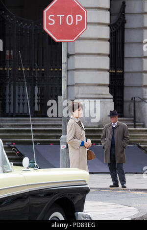 Liverpool, Regno Unito. Il 7 agosto, 2018. Di Liverpool waterfront edifici formano lo sfondo per le riprese della nuova serie di Netflix 'corona'. Classic auto americane sono state utilizzate sul lungomare e membri del cast e extra erano vestiti a guardare come erano dagli anni sessanta. Credito: Ken Biggs/Alamy Live News. Foto Stock