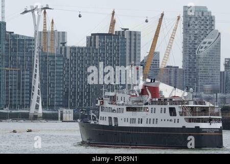 Londra 7 Agosto 2018: la nave passeggeri delle Ebridi Princess vele verso l'Arena O2 lungo il lato di un gruppo di canoisti sul percorso per il Tower Bridge dove ella farà moor. Si tratta di navi da crociera trentesimo anniversario. Credito: Claire Doherty/Alamy Live News Foto Stock