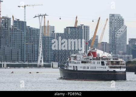 Londra 7 Agosto 2018: la nave passeggeri delle Ebridi Princess vele verso l'Arena O2 lungo il lato di un gruppo di canoisti sul percorso per il Tower Bridge dove ella farà moor. Si tratta di navi da crociera trentesimo anniversario. Credito: Claire Doherty/Alamy Live News Foto Stock