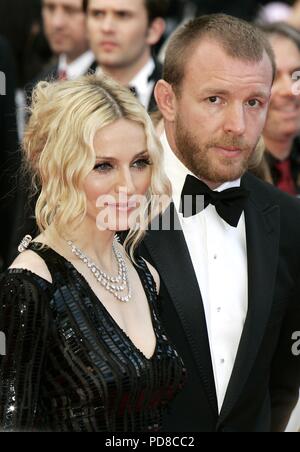 Cantante americana, cantautore, attrice e imprenditrice MADONNA spire 60 il 16 agosto 2018. Nella foto: 21 Maggio 2008 - Cannes, Francia - Madonna e Guy Ritchie durante il Festival del Cinema di Cannes. Credito: Kurt Krieger/Globe foto/ZUMAPRESS.com/Alamy Live News Foto Stock