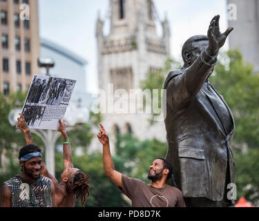 Philadelphia, Pennsylvania / STATI UNITI D'AMERICA. Philly per la vera giustizia membri detengono un settimanale di protesta di fronte alla statua di ex Philadelphia capo di polizia, Frank Rizzo. L organizzazione ha evidenziato l'ex capo della polizia di record di brutalità verso la comunità nera e chiede la statua per essere rimosso. Agosto 07 2018. Credito: Christopher Evens/Alamy Live News Foto Stock