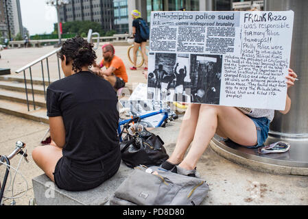 Philadelphia, Pennsylvania / STATI UNITI D'AMERICA. Philly per la vera giustizia membri detengono un settimanale di protesta di fronte alla statua di ex Philadelphia capo di polizia, Frank Rizzo. L organizzazione ha evidenziato l'ex capo della polizia di record di brutalità verso la comunità nera e chiede la statua per essere rimosso. Agosto 07 2018. Credito: Christopher Evens/Alamy Live News Foto Stock