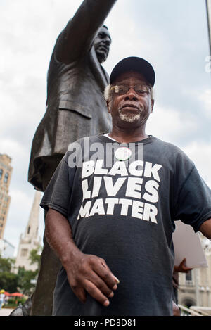 Philadelphia, Pennsylvania / STATI UNITI D'AMERICA. Philly per la vera giustizia membri detengono un settimanale di protesta di fronte alla statua di ex Philadelphia capo di polizia, Frank Rizzo. L organizzazione ha evidenziato l'ex capo della polizia di record di brutalità verso la comunità nera e chiede la statua per essere rimosso. Agosto 07 2018. Credito: Christopher Evens/Alamy Live News Foto Stock