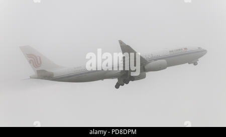 Richmond, British Columbia, Canada. 18 gennaio, 2014. Un Air China Airbus A330-200 (B-6130) wide-body jet aereo di linea scompare nella nebbia spessa come si decolla dall'Aeroporto Internazionale di Vancouver. Credito: Bayne Stanley/ZUMA filo/Alamy Live News Foto Stock