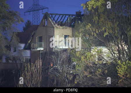 Siegburg Germania. 08 Ago, 2018. Un faretto illumina bruciate le case dopo un incendio su un terrapieno della linea di ghiaccio vicino a Siegburg. Numerose persone sono state ferite nel fuoco. Credito: Thomas Frey/dpa/Alamy Live News Foto Stock