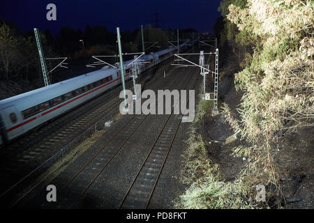 Siegburg Germania. 08 Ago, 2018. Dopo un incendio su un terrapieno della linea di ghiaccio vicino a Siegburg, un treno ICE passa il luogo dell'incendio. Numerose persone sono state ferite nel fuoco. Credito: Thomas Frey/dpa/Alamy Live News Foto Stock