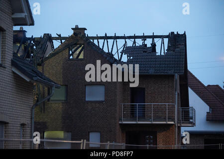 Siegburg Germania. 08 Ago, 2018. Un faretto illumina bruciate le case dopo un incendio su un terrapieno della linea di ghiaccio vicino a Siegburg. Numerose persone sono state ferite nel fuoco. Credito: Thomas Frey/dpa/Alamy Live News Foto Stock