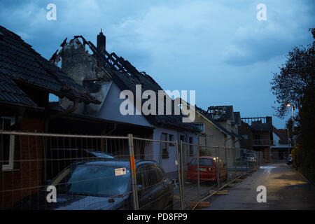 Siegburg Germania. 08 Ago, 2018. Un faretto illumina bruciate le case dopo un incendio su un terrapieno della linea di ghiaccio vicino a Siegburg. Numerose persone sono state ferite nel fuoco. Credito: Thomas Frey/dpa/Alamy Live News Foto Stock