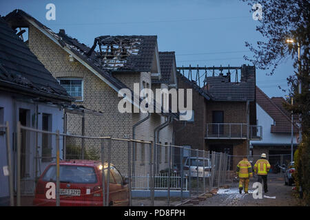 Siegburg Germania. 08 Ago, 2018. Vigili del fuoco a piedi accanto a bruciate le case dopo il fuoco su un terrapieno della linea di ghiaccio vicino a Siegburg. Numerose persone sono state ferite nel fuoco. Credito: Thomas Frey/dpa/Alamy Live News Foto Stock