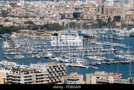 Palma, Spagna. 07 Ago, 2018. Vista sulla città. Maiorca è una delle mete turistiche più importanti per i turisti tedeschi. Credito: Clara Margais/dpa/Alamy Live News Foto Stock