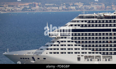 Palma, Spagna. 07 Ago, 2018. La nave da crociera 'MSC Fantasia' è nel porto. Maiorca è una delle mete turistiche più importanti per i turisti tedeschi. Credito: Clara Margais/dpa/Alamy Live News Foto Stock