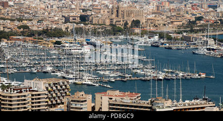 Palma, Spagna. 07 Ago, 2018. Vista sulla città. Maiorca è una delle mete turistiche più importanti per i turisti tedeschi. Credito: Clara Margais/dpa/Alamy Live News Foto Stock