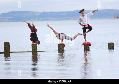 Edimburgo, Scozia. Regno Unito. 8 agosto 2018. Photocall Arr abbiamo ancora? Headfirst acrobati, Australian circus esecutori dietro lo spettacolo Arr Arriviamo?! E PROMOZIONE Circus-Cision loro show in Underbelly Edinburgh Fringe Festival. Fotografato in Portobello. Edimburgo. Nella foto: Thomas Gotham, Cal Harris e Rowan Thomas.pak@ Mera/Alamy Live News. Foto Stock