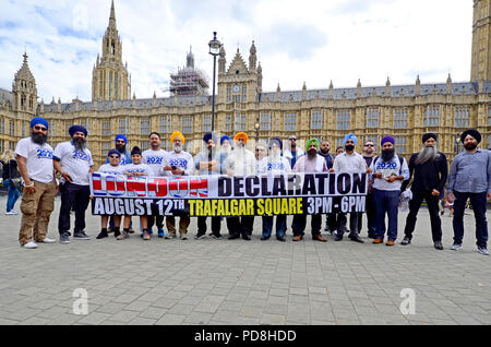 Londra 8 Agosto. I sostenitori di un 2020 referendum sull indipendenza del Punjab 'per liberare il Punjab, attualmente occupato da India " raccogliere al di fuori del parlamento di Westminster davanti a un evento in Trafalgar Square domenica 12th. Essi lottano per un non ufficiale, non vincolante del referendum nel 2020 che sperano metterà pressione sulle Nazioni Unite e altri organismi internazionali a ristabilire il Punjab come uno stato indipendente. Credito: PjrNews/Alamy Foto Stock