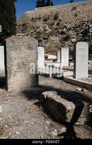 Gerusalemme, Israele. 8 agosto, 2018. Tomba di Sir William Matthew Flinders Petrie, (1853-1942), un pioniere inglese della metodologia sistematica in archeologia e conservazione di artefatti. Sotto il patrocinio di DEI, protestante tedesco Istituto di Archeologia, gli scavi sono in corso su Mt. Sion nella zona della Prussia Anglicana Cimitero Protestante compresa la cosiddetta Essene Gate, concentrandosi sulle aree all'interno delle mura della città e la liquidazione di antica Gerusalemme tra l'VIII secolo A.C. e il 747 D.C. Credito: Nir Alon/Alamy Live News Foto Stock