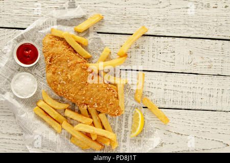 Tradizionale britannica martoriata pesce e patatine fritte Foto Stock