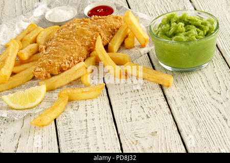 Tradizionale britannica martoriata pesce e patatine fritte Foto Stock