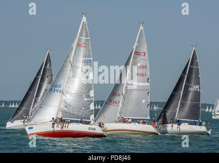 Un gruppo di grandi yacht racing off di Cowes sull'isola di Wight durante l annuale Settimana di cowes regata. Foto Stock