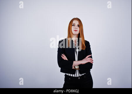 Ritratto di una imprenditrice redheaded indossando camicia a righe e una giacca. Foto Stock