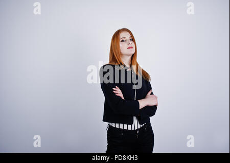 Ritratto di una imprenditrice redheaded indossando camicia a righe e una giacca. Foto Stock