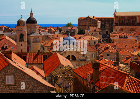 Angolo di alta vista di una città con tetti rossi delle case nella città vecchia di Dubrovnik, Croazia e il mare Adriatico dietro le case Foto Stock