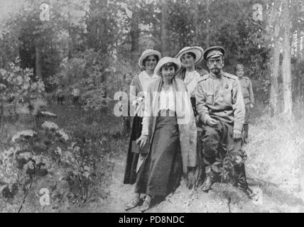 Lo Zar Nicola II di Russia. 1868-1918. L'ultimo imperatore della Russia. Nella foto qui insieme con tre suoi daughrers io a Tsarskoe-Selo dove lo zar e la sua famiglia erano stati incarcerati. 1917 Foto Stock