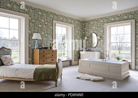 Dormeuse antiquariato in floral tappezzato ensuite bedroom Foto Stock