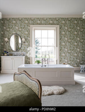 Dormeuse antiquariato in floral tappezzato ensuite bedroom Foto Stock