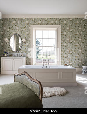 Dormeuse antiquariato in floral tappezzato ensuite bedroom Foto Stock