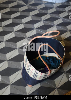 Guardando in giù nel womans shopping bag thats quasi vuota Foto Stock